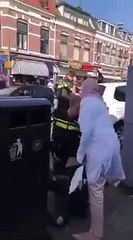 Hollanda polisinden başörtülü kadına saldırı