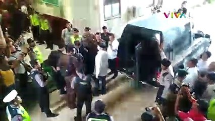 Dari Mobil Tahanan Ahmad Dhani Teriak 'Prabowo Menang!'