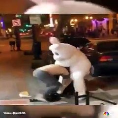 Sokakta bir kadının yumruklandığını gören 'paskalya tavşanı' kavgayı ayırdı