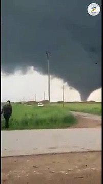 تداولت صفحات محلية تسجيلاً مصوراً لـ حدوث إعصار قُمْعي ضرب بلدة تل حميس في ريف الحسكة ظهر الأحد، وذلك في وقت تشهد فيه المحافظة صواعق رعدية ضربت ريف الحسكة الشمالي الشرقي.