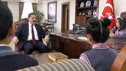 23 Nisan'da gazeteci babasının mesleğini devraldı