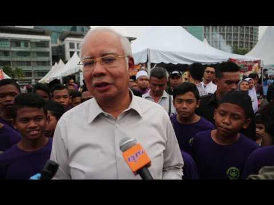 Perdana Menteri Luangkan Masa Di Bazar Ramadan Putrajaya