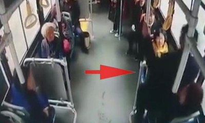 Kendisine yer vermeyen kadının kucağına oturdu