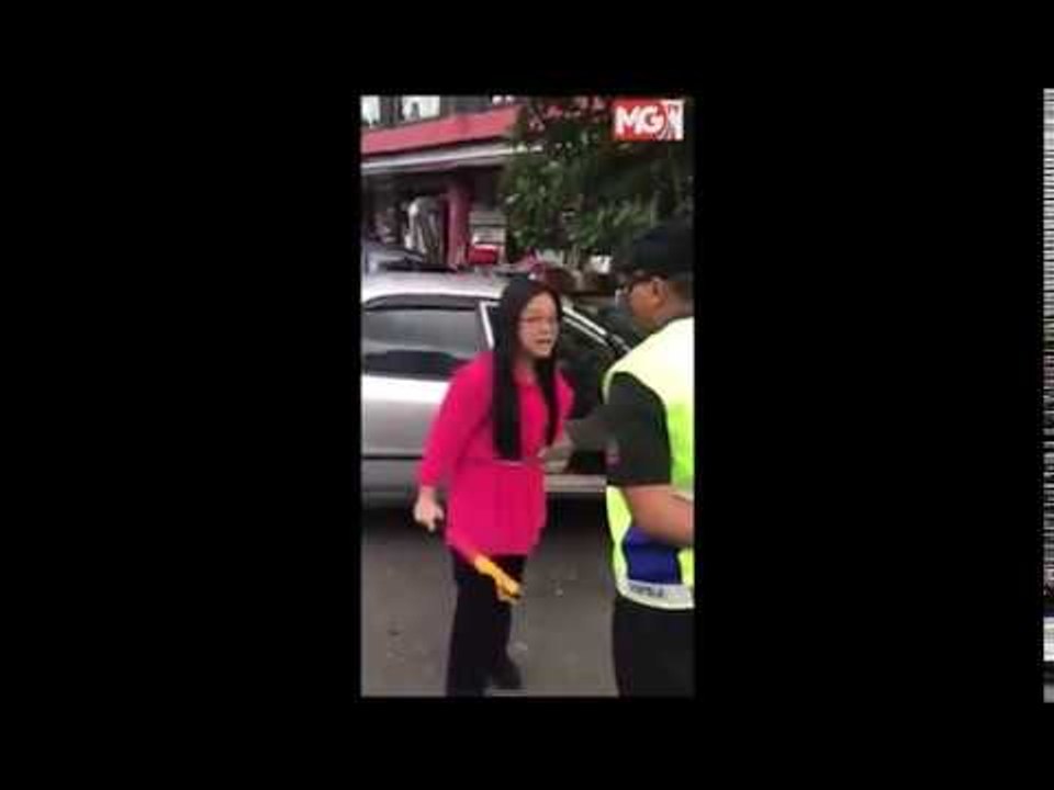Wanita berang penguatkuasa kunci tayar kereta