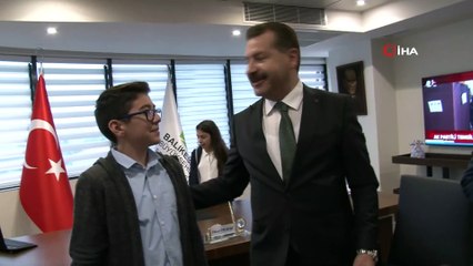 34 yıl önce 23 Nisan'da valilik koltuğuna oturan Yılmaz bu sefer kendisi koltuğu öğrenciye devretti