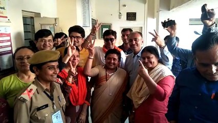 वोट देने के बाद पोलिंग बूथ में मंत्री ने लगाए 'मोदी है तो मुमकिन है' के नारे