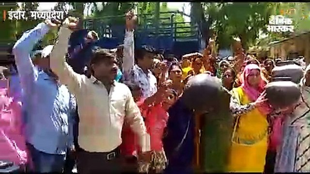 पानी नहीं मिलने से गुस्साए लोगों ने नर्मदा लाइन ऑफिस में मटके फोड़े; दी उग्र आंदोलन की चेतावनी