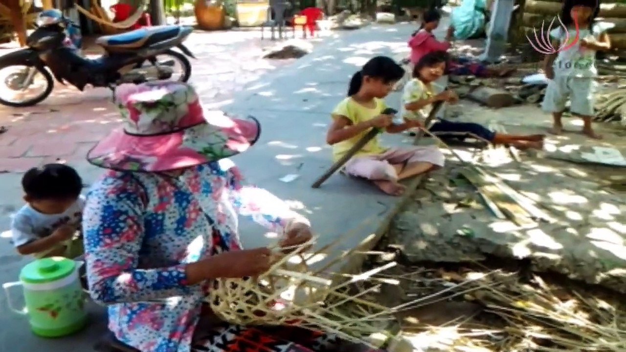 Vietnamese traditional game - the way to knit egg baskets