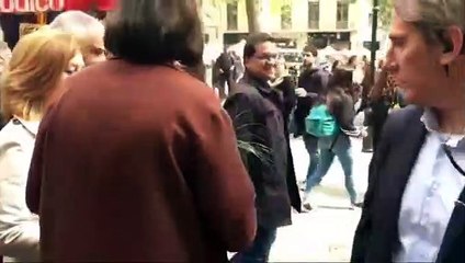 Diana Riba regala el llibre de Romeva a Arrimadas