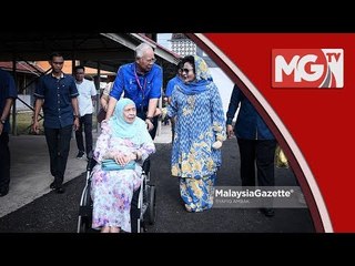 Najib Mengundi Bersama Ibu dan Isteri di Pekan