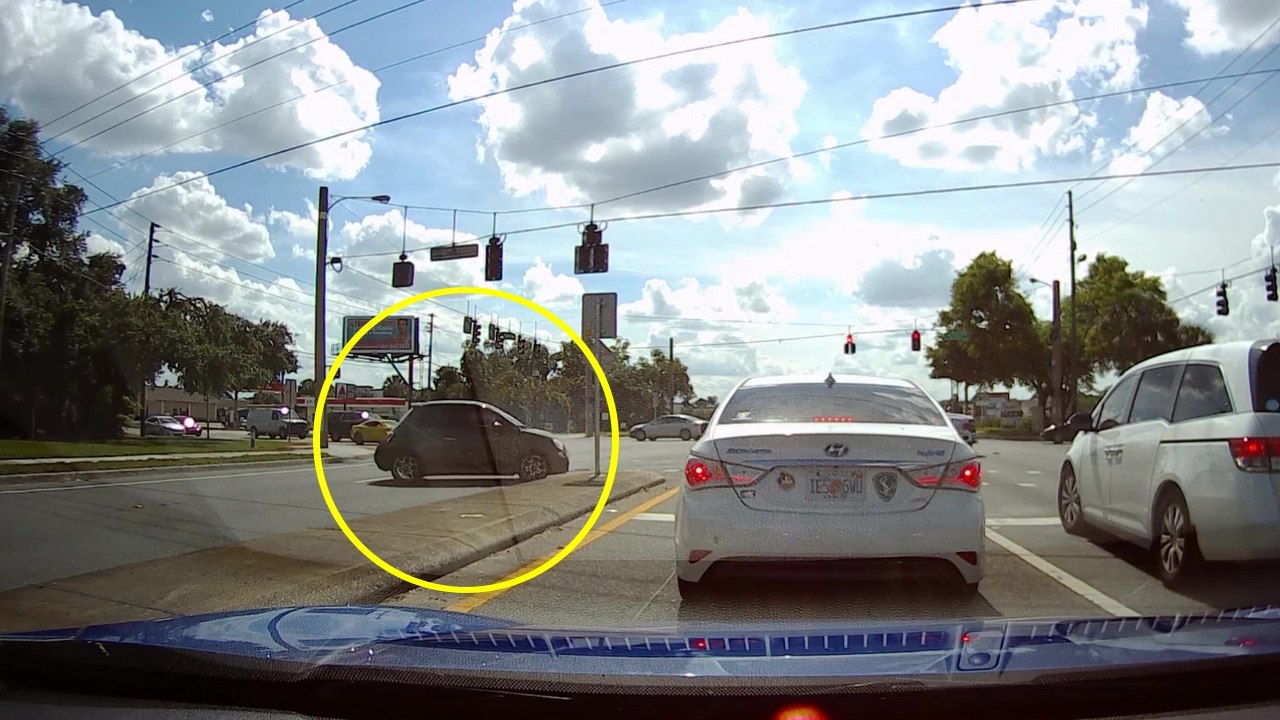 Une Fiat 500 grille un feu rouge et fait un 360 parfait