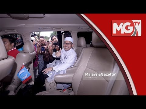 Nik Omar - Mimpi Tok Guru Pakai T-Shirt Belakang Gambar Tun Mahathir