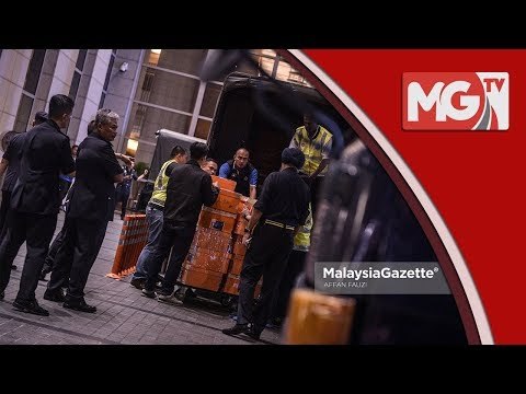 5 Trak Polis Bawa Barang Bukti dari Kediaman Milik Najib