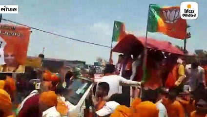 પ્રજ્ઞા ઠાકુરે ઉમેદવારી પત્ર ભર્યુ, કહ્યું હું મહિલા ઉત્પીડનનું પ્રત્યક્ષ પ્રમાણ છું