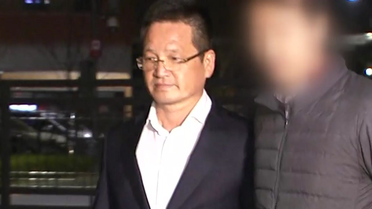 윤중천, 영장 기각 후 첫 소환...진술 거부 / YTN