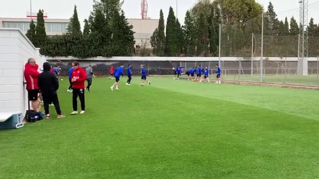 Atlético - Valencia CF: Entrenamiento bajo la Lluvia antes de Viajar a Madrid