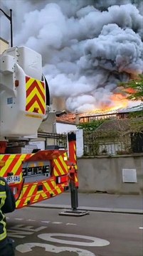 Yvelines: Un important incendie en cours à Versailles dans un entrepôt de voitures