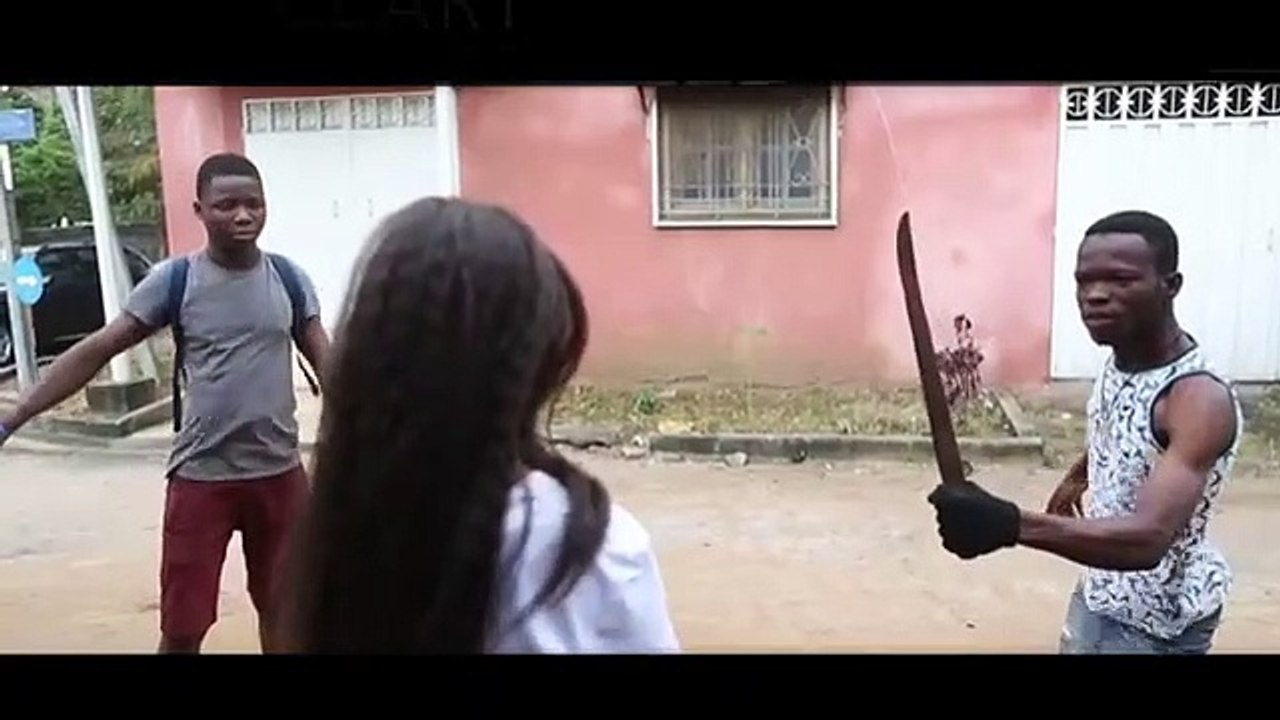 Quand la petite sœur de ces deux hommes les protège contre des malfrats. Hilarant !