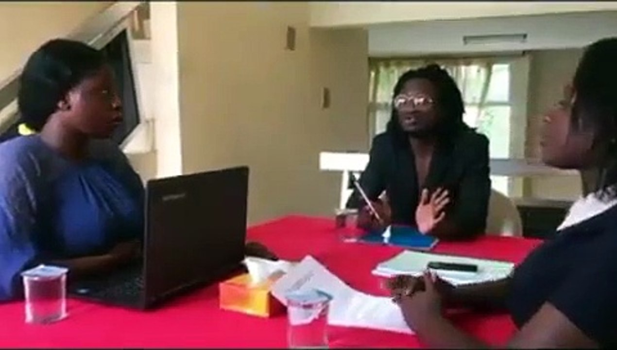Le déroulement des réunions chez les blancs vs chez les noires. A pleurer de rire !