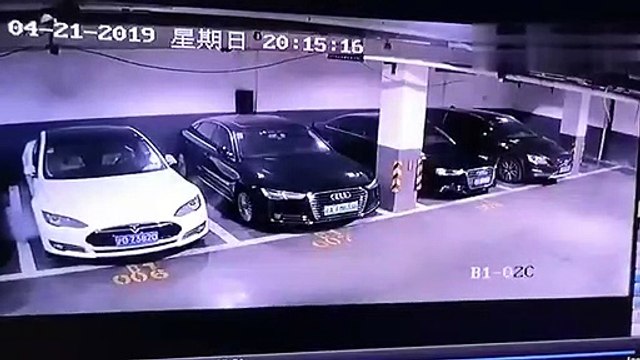 Une voiture Tesla Model S garée est en train d'exploser en Chine