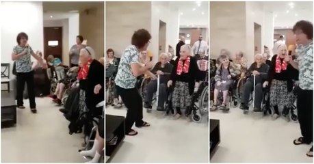 Idosa entusiasma-se com cantor e surpreende o artista durante atuação num lar de terceira idade