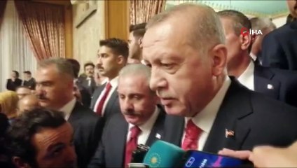 Télécharger la video: Cumhurbaşkanı Recep Tayyip Erdoğan, kabine değişikliğine ilişkin sorulara 'Eğer bir değişme gerekiyorsa, gerektiği zaman onu zaten yaparız ama birilerinin siparişi üzerine ben kabine değişikliğine hiç bir zaman gitmem. Böyle bir adetim yok'