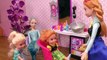 COUPE de cheveux ! Elsa et Anna, les tout-petits se teignent les cheveux au Salon de coiffure de Barbie est le coiffeur