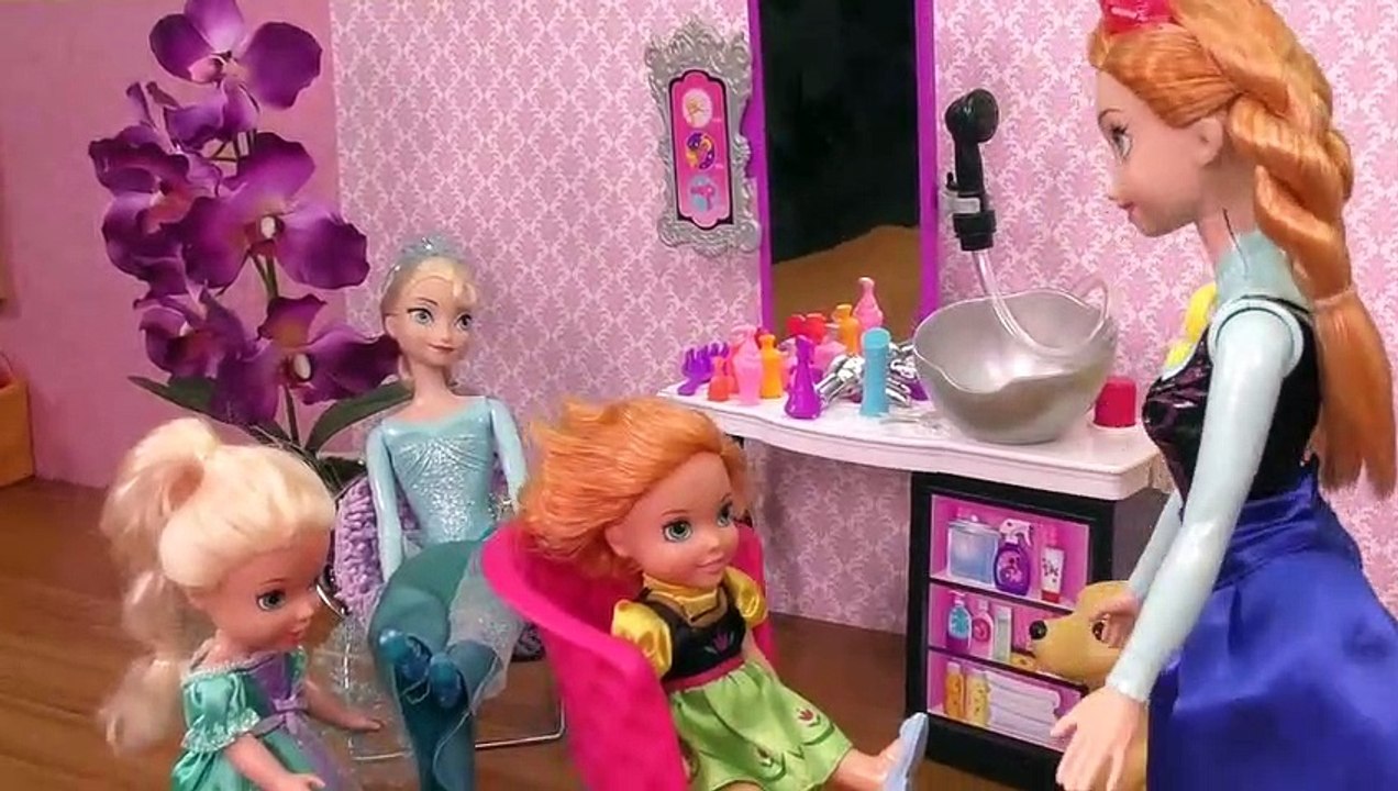 COUPE de cheveux ! Elsa et Anna, les tout-petits se teignent les cheveux au Salon de coiffure de Barbie est le coiffeur