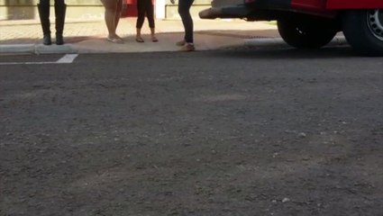 Criança de três anos quebra o braço ao cair de balanço