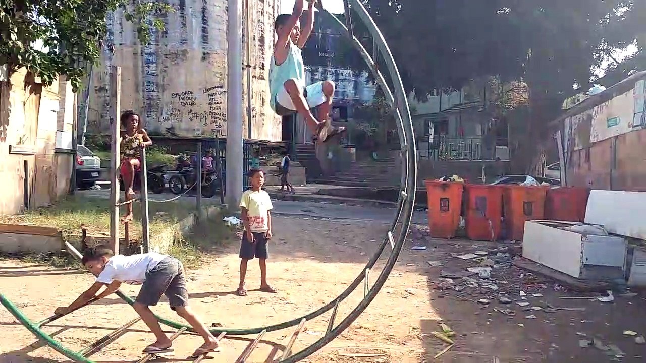 Ces enfants d'afrique du sud s'amusent comme des fous avec un jeu un peu dangereux