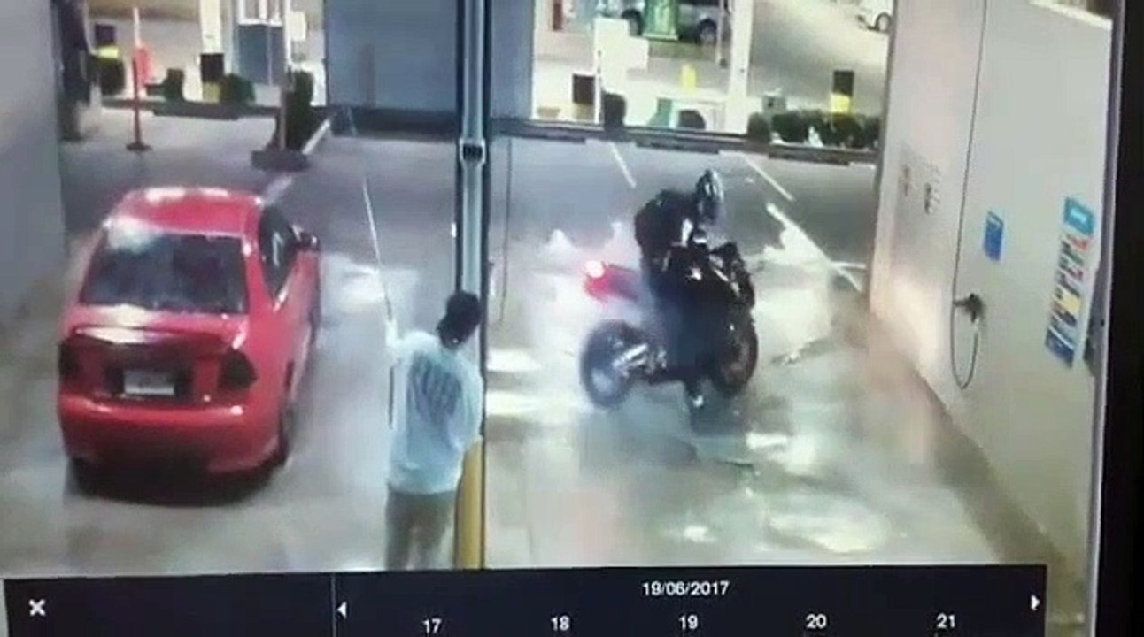 Un motard veut s'amuser à la station de lavage et se prend une belle gamelle