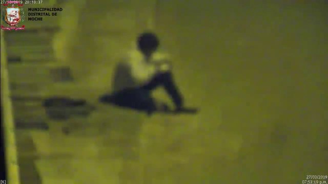 Cet enfant fait ses devoirs dans la rue sous la lumière d'un lampadaire !