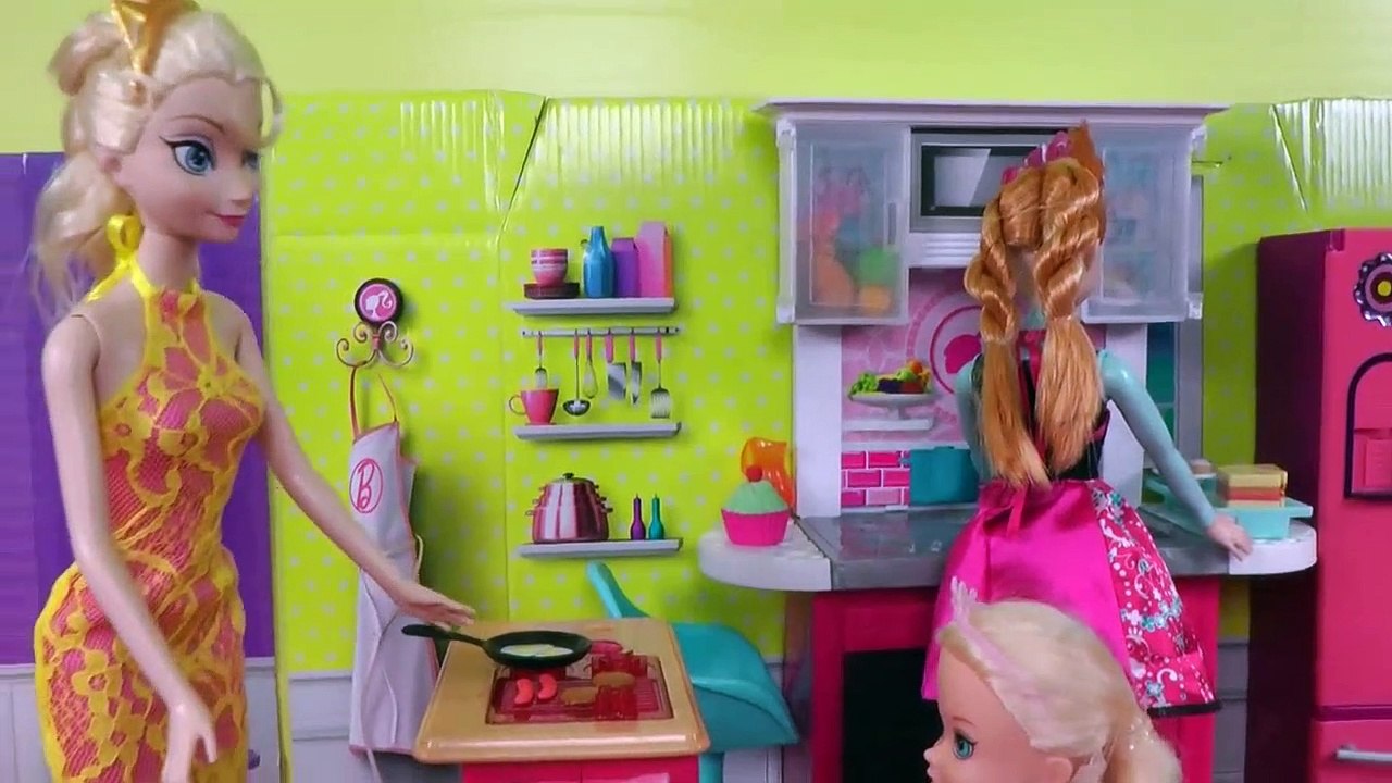 Tout-petit est MALADE ! Elsa & Anna - VARICELLE - L'autre fait SEMBLANT ? Qui est vraiment malade ? Docteur Barbie