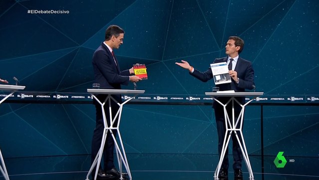 Rivera le regala a Sánchez su tesis y este le responde regalándole el libro de Abascal