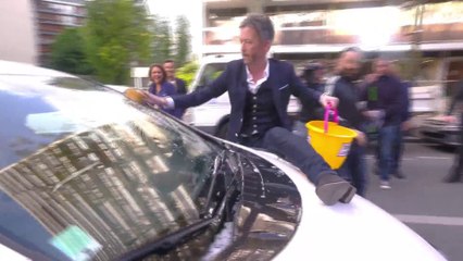 Le car wash sexy de Jean-Luc Lemoine et le slow de Matthieu Delormeau avec un passant !