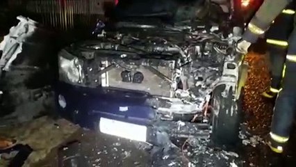 Caminhonete pega fogo após bater em carro estacionado