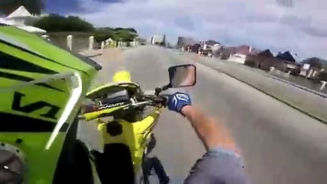 Ce motard fait un Wheelie et chute lourdement