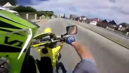 Ce motard fait un Wheelie et chute lourdement
