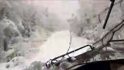 Ce train de marchandise circule en pleine tempête de neige! Et rien ne l’arrête