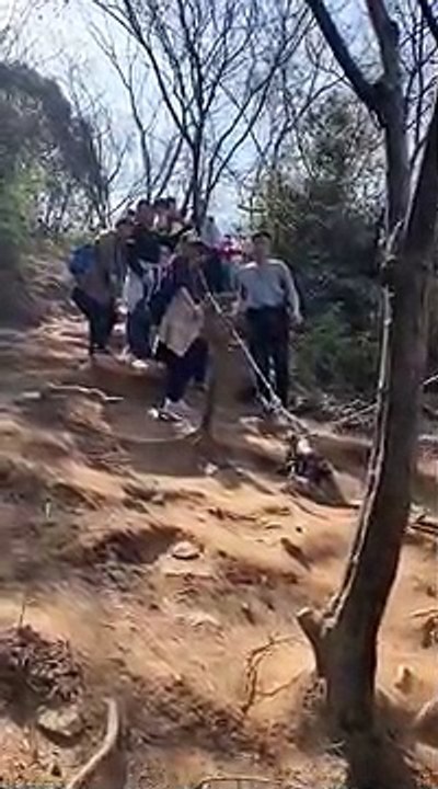 Un moine sur un sentier pentu