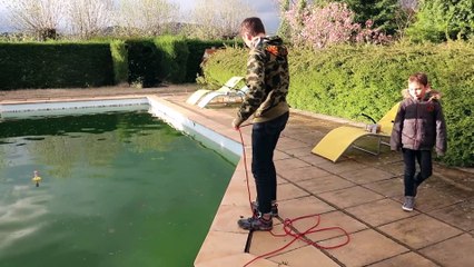PÊCHE À L'AIMANT DANS LA PISCINE   ON TROUVE UN TRÉSOR !