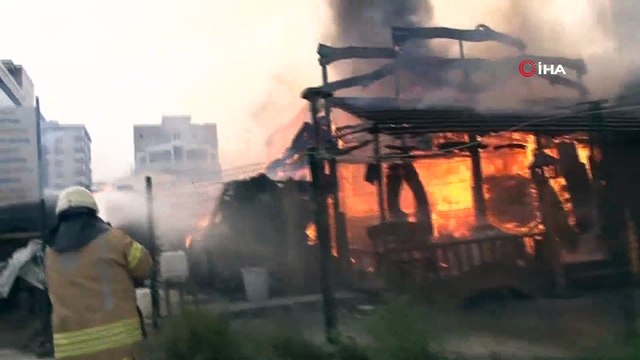 Ataşehir'de inşaat malzemeleri satan bir dükkanda yangın