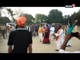 स्मृति ईरानी ने अमेठी में खेला वॉलीबॉल मैच, लगे 'जय श्री राम' के नारे