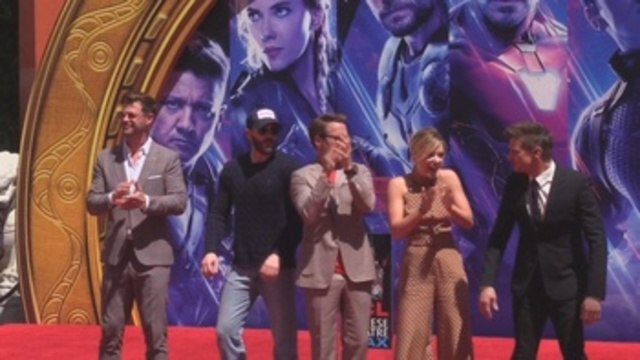 Actores de Avengers: Endgame dejan sus huellas en el Paseo de la Fama