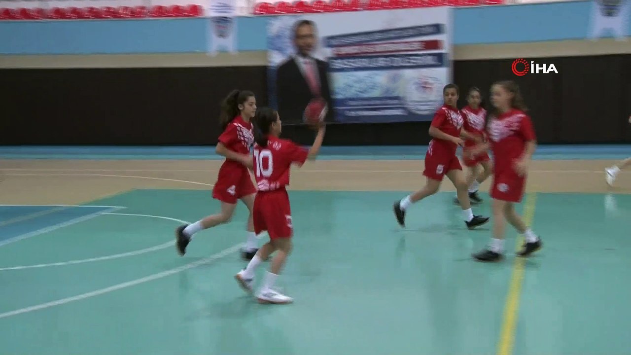 - 'Haydı Kızlar Hentbola'- Adana Emniyet Müdürlüğü Toplum Destekli Polislik Şube Müdürlüğü ekipleri kızların suçtan uzak durması ve toplumda daha fazla yer alması için düzenlediği 'Haydi Kızlar Hentbola' turnuvasına 8 okuldan 96 kız öğ...