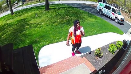 Une livreuse dépose un colis suspect