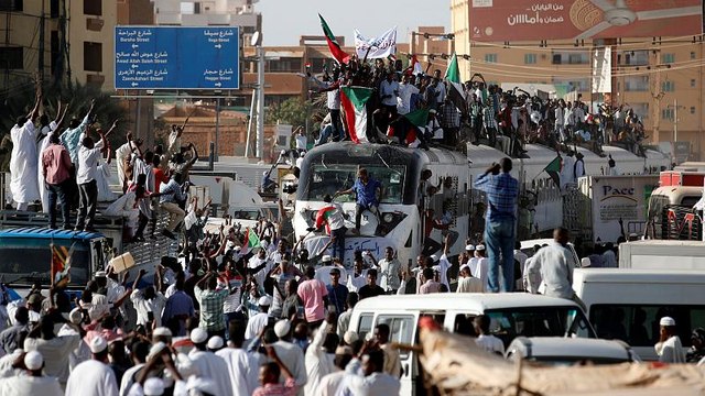 Hundreds more protesters join demonstrations in Sudan's capital