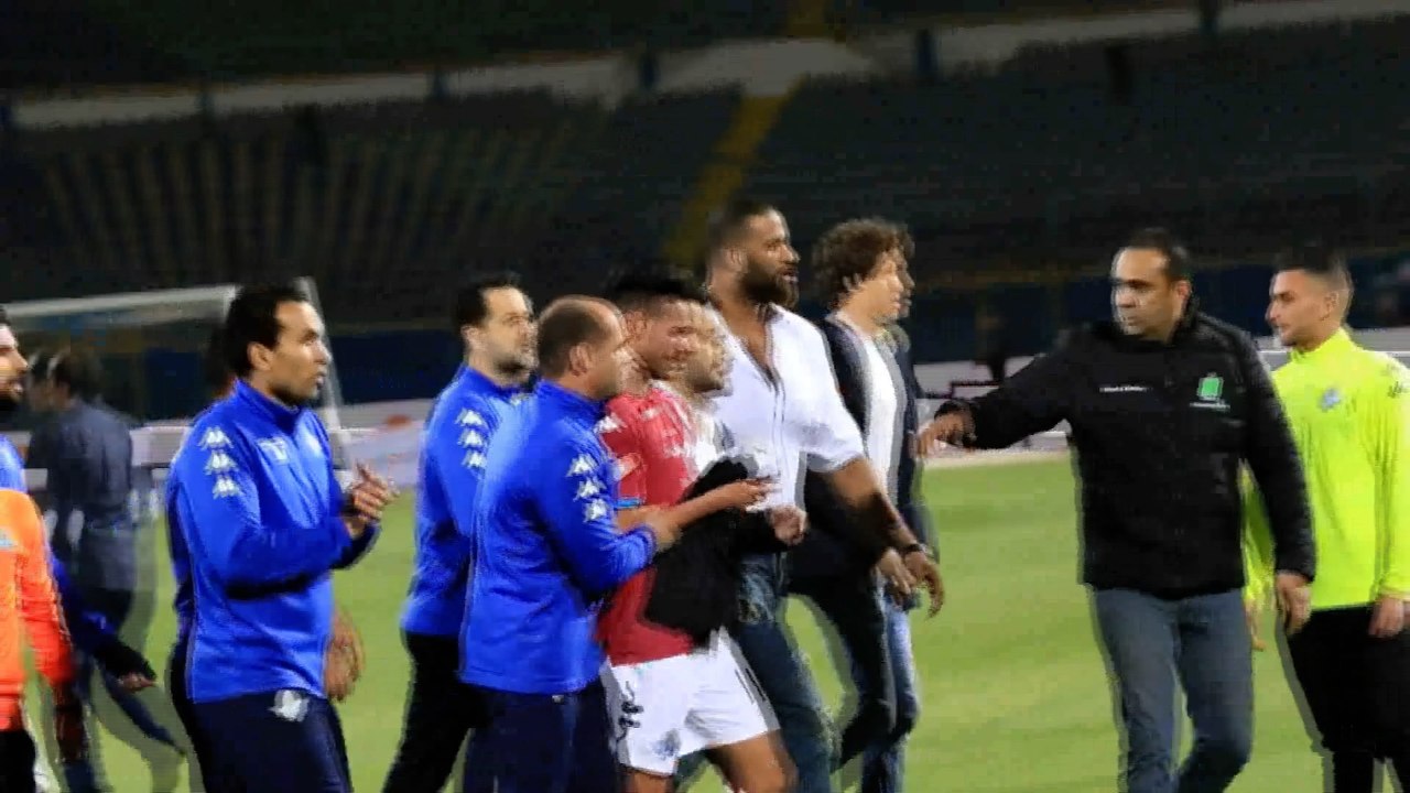 بكاء وانهيار دونجا حزنا على وفاة والده عقب لقاء الزمالك وبيراميدز