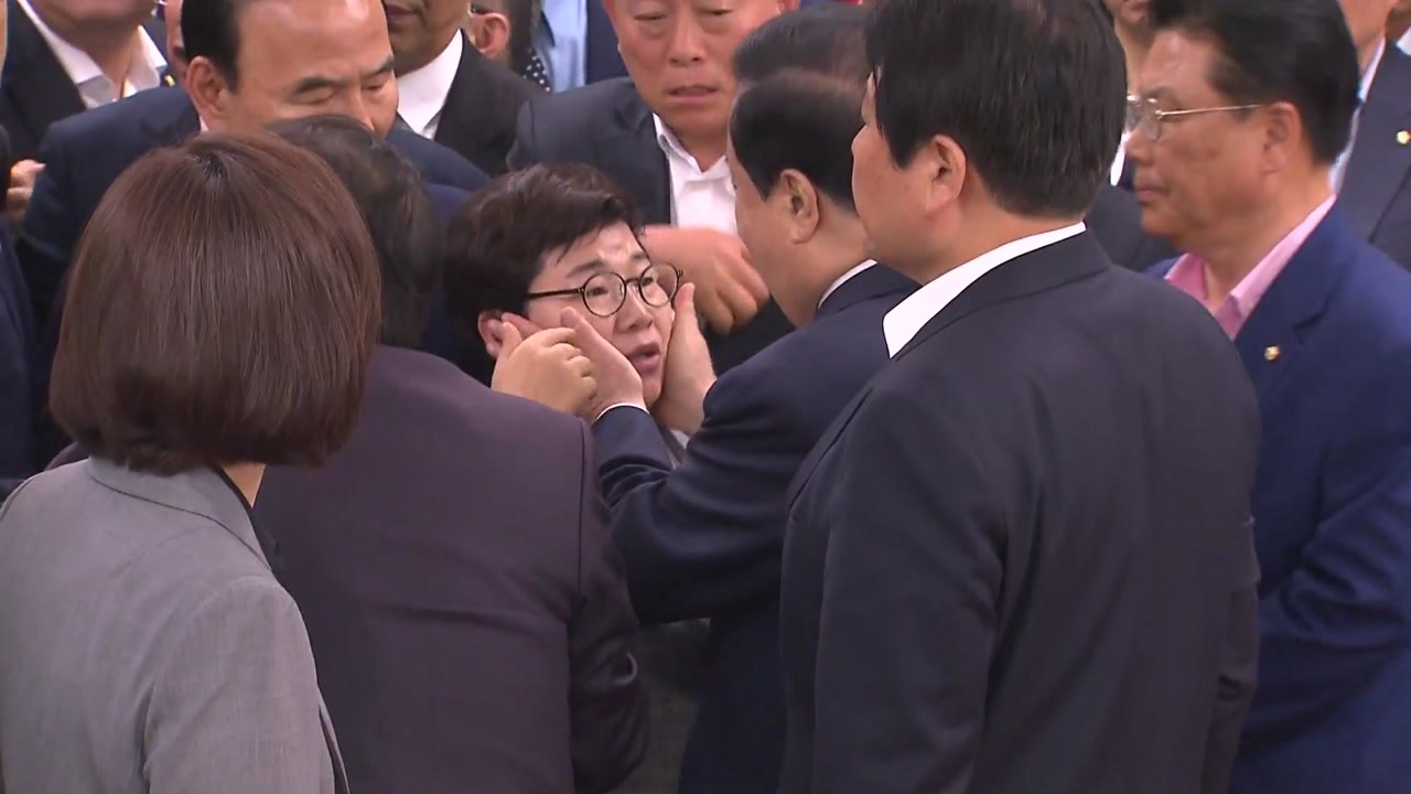 몸싸움·성희롱 공방에 폭로 난타전...난장판된 국회 / YTN
