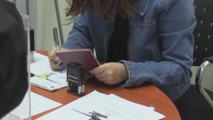 Españoles votan en el extranjero entre quejas por no haber recibido las papeletas